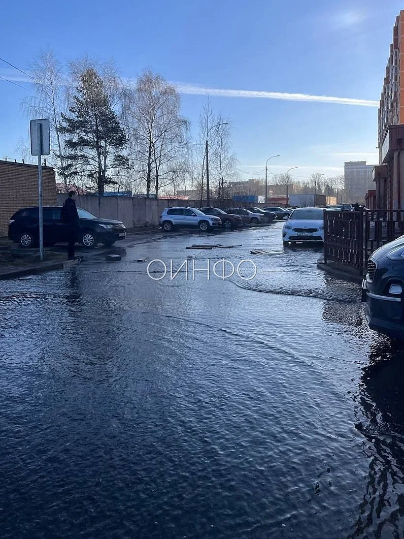 «Уже месяц полноводная река во дворах и на дороге»: жители домов на Промышленном проезде в Голицыно