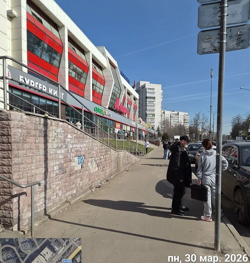 Днём 30 марта МЦУ сообщил, что самокаты убрали, В Одинцово тротуар возле ТЦ превратился в парковку арендных электросамокатов