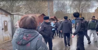 В посёлке Барвиха начали сносить гаражи. Вместе с рабочими приехали полицейские