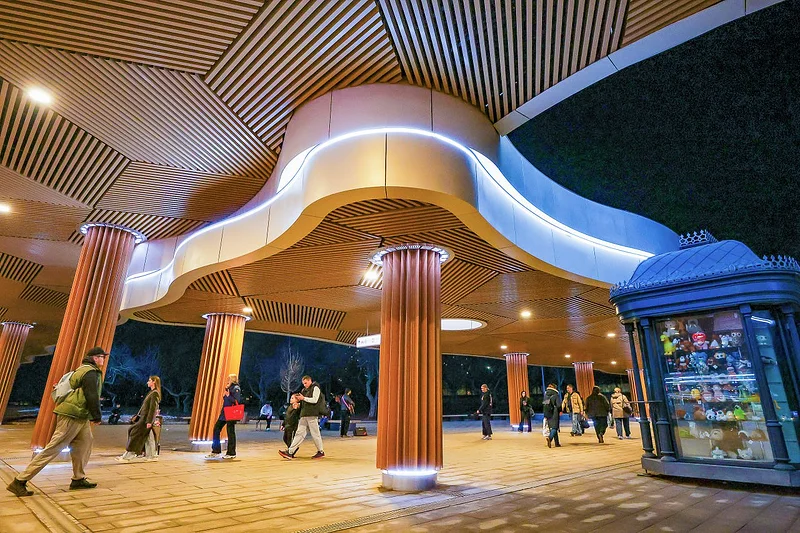 На станции МЦД-1 «Славянский бульвар» сделали навесы для пересадок по принципу «сухие ноги»