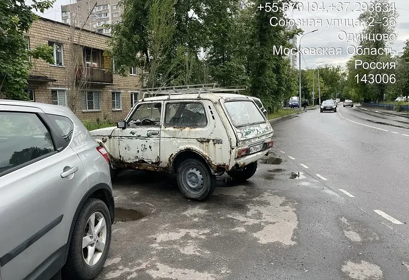 Один автомобиль владелец переставил к дому № 1В на Союзной улице, Из дворов Одинцово начали вывозить машины, забитые мусором. Многолетнюю проблему наконец решат?