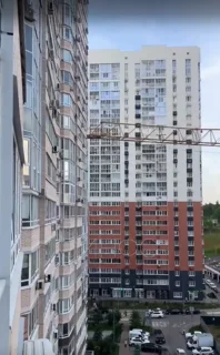 Стрела строительного крана проходит вплотную к окнам многоэтажек ЖК «Одинбург» в Одинцово