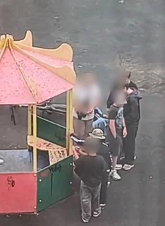 «Художники» возле беседки на детской площадке