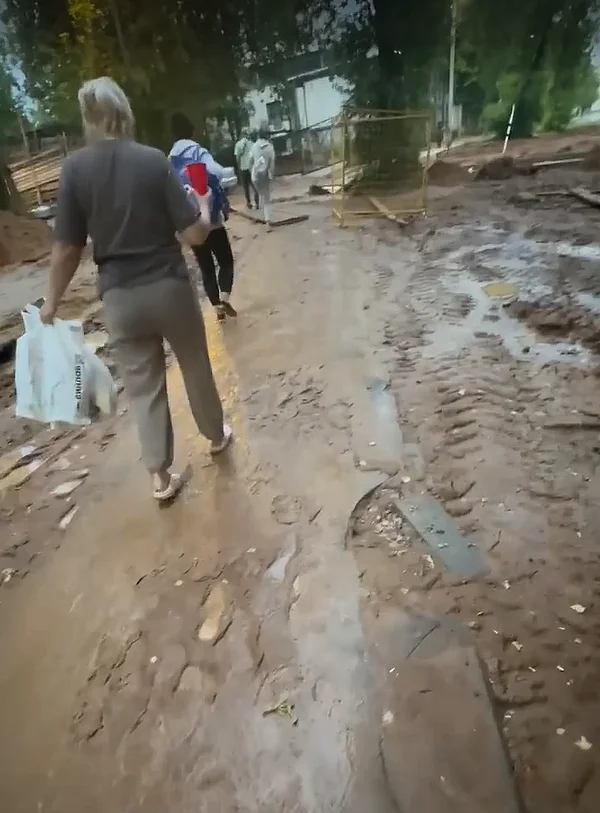 Грязь во дворах в Городке-17, Август