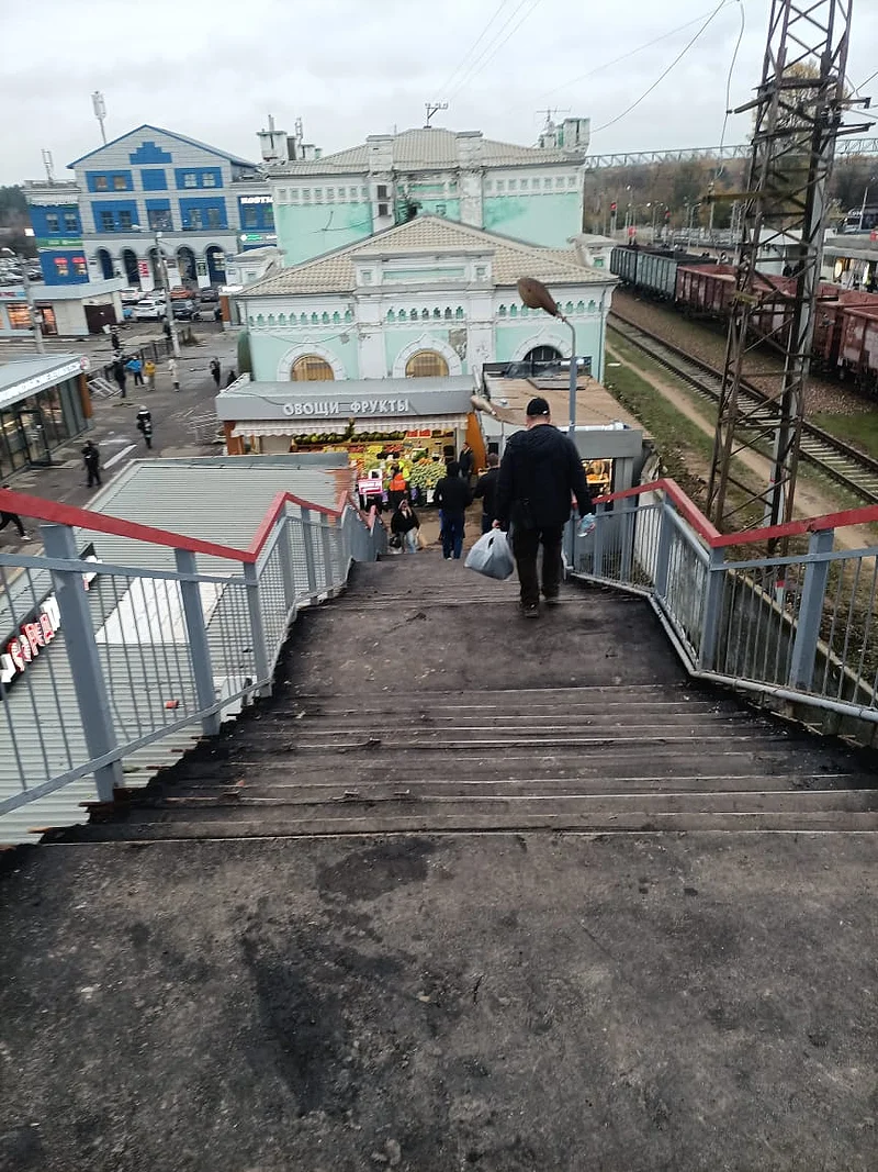 Фото: «После вмешательства прокуратуры»: на ж/д станции в Голицыно отремонтировали пешеходный мост