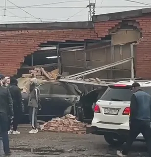Автомобиль протаранил здание возле ж/д станции в Голицыно