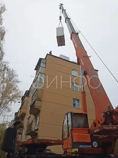 Жители сфотографировали то, как рабочие снимали с крыши утеплитель