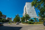 Граффити на торце Чикина 6: акула, рыбки