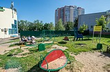Вблизи детской площадки