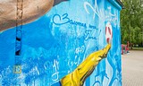 Надпись: «Золотая нога Бога!»