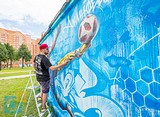 Евгений Ches наносит граффити золотой ноги Игоря Акинфеева