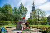 Памятный камень труженикам тыла и детям войны на улице Маршала Неделина в Одинцово