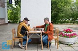 Шахматный клуб проводит занятия на улице, на крыльце у «Дома офицеров»