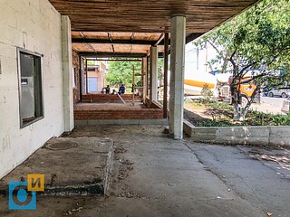 К зданию пристраивается новое помещение, возводятся новые наружные стены и кровля