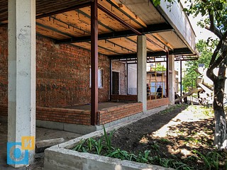 К зданию пристраивается новое помещение, возводятся новые наружные стены и кровля