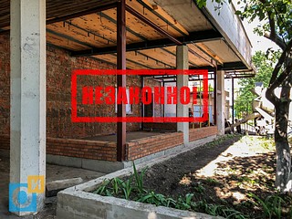 К зданию пристраивается новое помещение, возводятся новые наружные стены и кровля