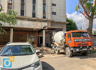 К зданию пристраивается новое помещение, заливается новый фундамент
