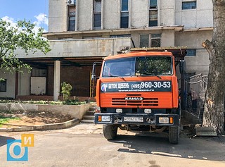 К зданию пристраивается новое помещение, заливается новый фундамент