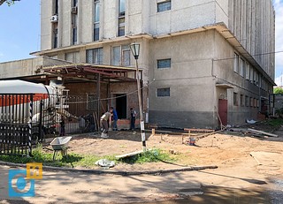 К зданию пристраивается новое помещение, заливается новый фундамент