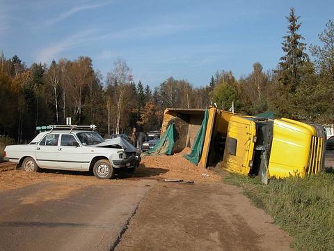 У дома отдыха "Покровское" перевернулся грузовик с песком, ДТП — происшествия на дороге, Lych