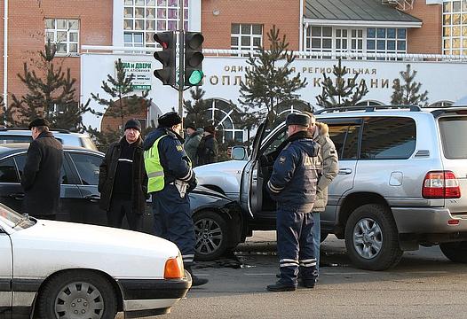 ДТП на перекрестке Мака 18 января 2008 года, Круизер не разъехался с петеркой БМВ, ДТП — происшествия на дороге, авария, гаи, гибдд, дпс, перекресток, светофор, ando