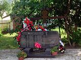 д. Лапино. Памятник погибшим землякам.