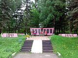 с. Шарапово. Братская могила погибших воинов (старая) и Мемориал, посвященный жителям Шараповского сельского округа, погибшим в годы ВОВ.