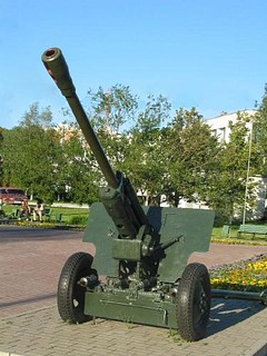 Пушка рядом с памятником маршалу Жукову. Улица Маршала Жукова