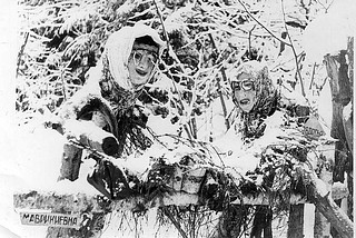 1974 г. Овраг чудес. Композиция "Авдотья Никитична и Вероника Маврикиевна"