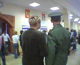 Учительница ОБЖ с мужем в коридоре лицея 6. Вид сзади