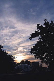 Закат над выставочным Центром на ул Маршала Неделина, пузыря уже нет