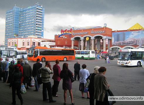 Остановка автобусов, Станция Одинцово, привокзальная площадь, рынок, вокзал, станция, железная дорога, привокзальная площадь, пассажир, автобус, толпа, alexander_ermoshin