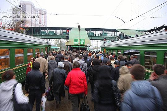 Станция Одинцово, привокзальная площадь, рынок, Электричка в Москву, вокзал, станция, железная дорога, пассажиры, платформа, поезд, вагон, давка, толпа